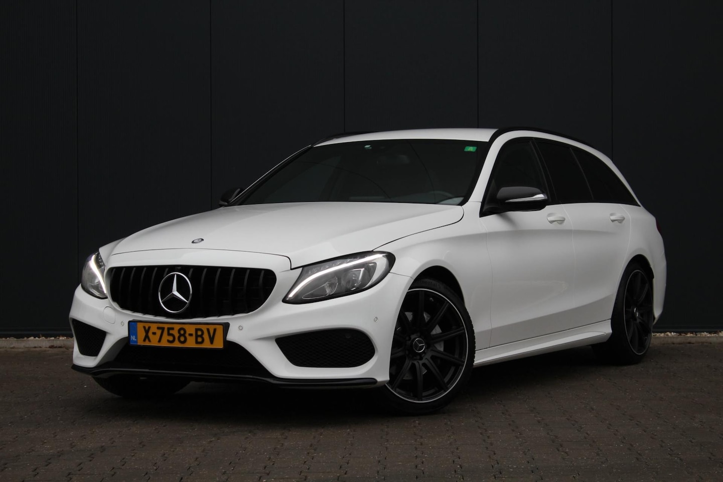 Mercedes-Benz C-klasse Estate - 180 Edition 1 AMG / Night pakket | Trekhaak | Automaat | Dealer onderhouden | Leder | APK - AutoWereld.nl