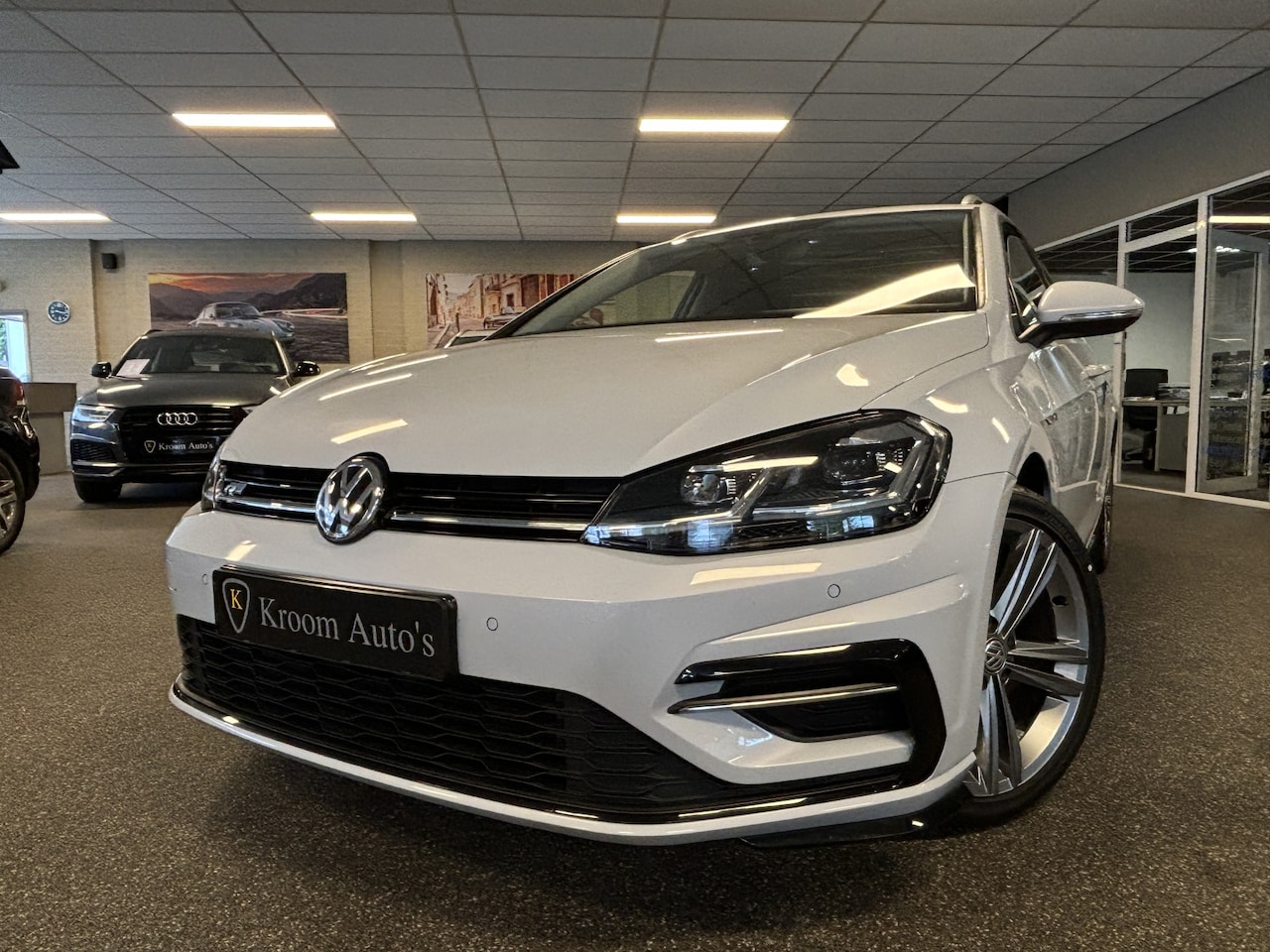 Volkswagen Golf Variant - 1.0 TSI Highline R-Line / Panoramadak / Virtual cockpit / Massagestoel / Navigatie / Camer - AutoWereld.nl