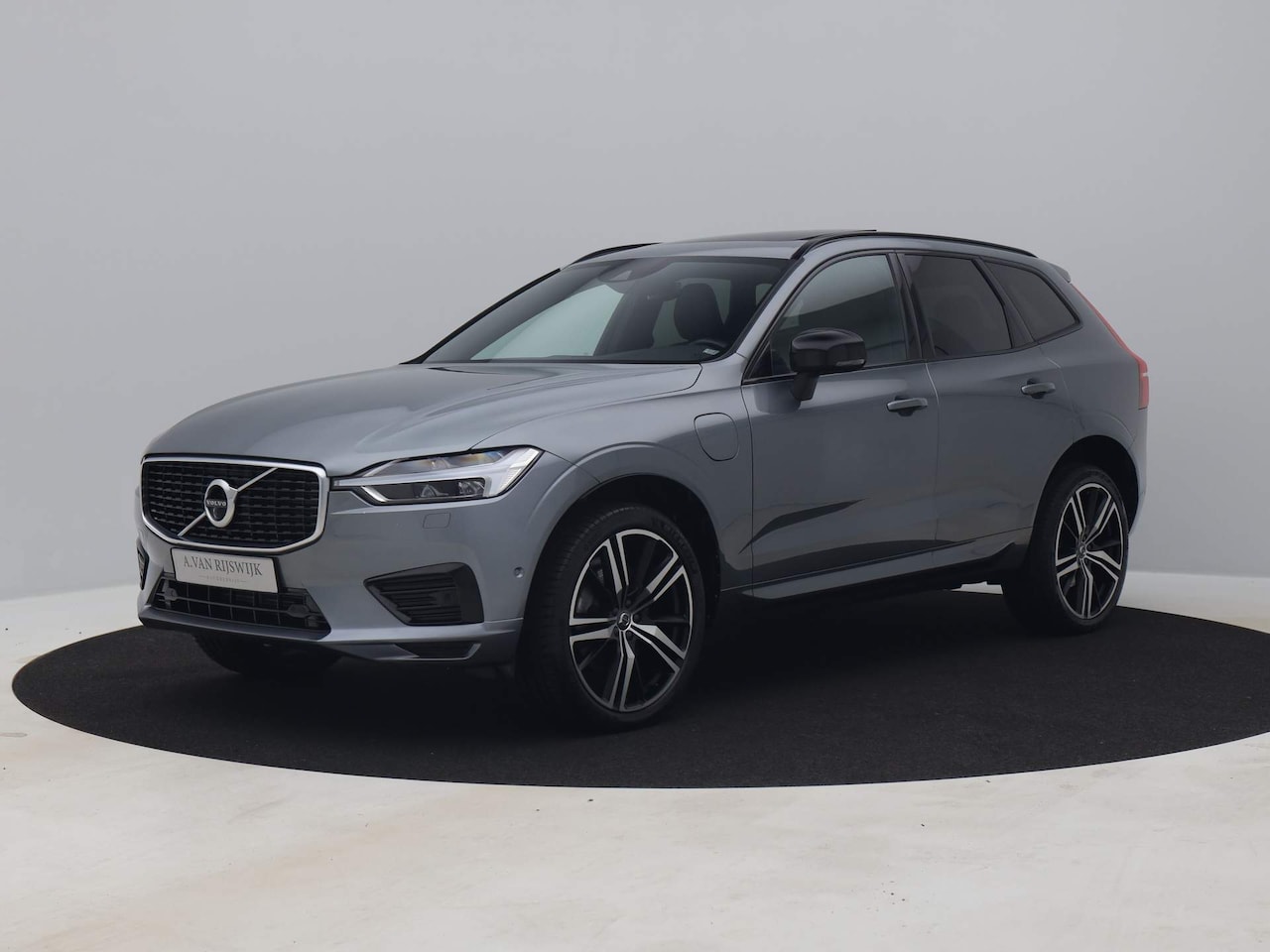 Volvo XC60 - 2.0 T8 Twin Engine AWD R-Design | PANO | LUCHTVER. | ADAPTIVE | H&K  | STOELVERW. | TREKHA - AutoWereld.nl