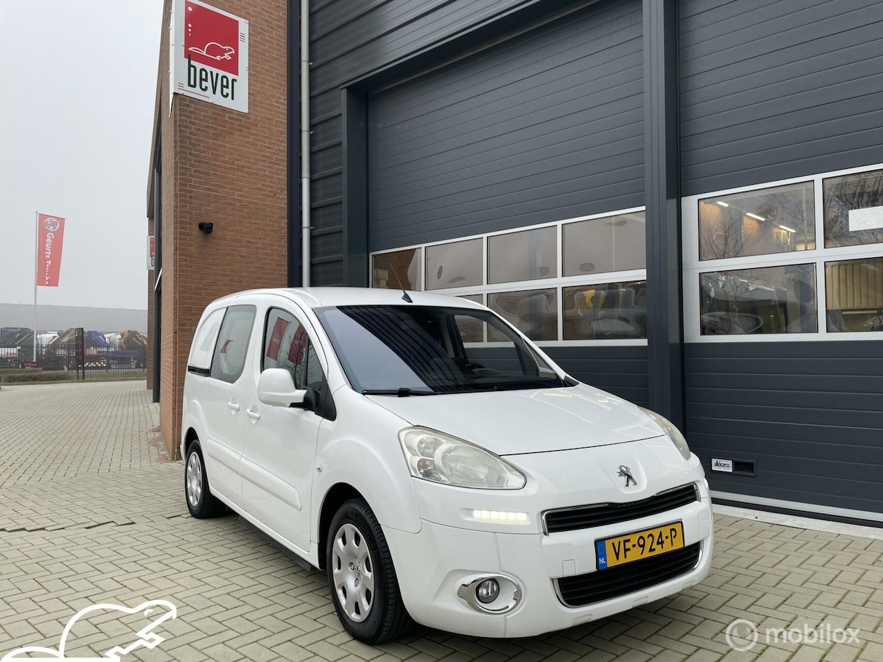 Peugeot Partner - bestel 120 1.6 e-HDI L1 Navteq 2Tronic Rolstoelauto rechts voorin - AutoWereld.nl