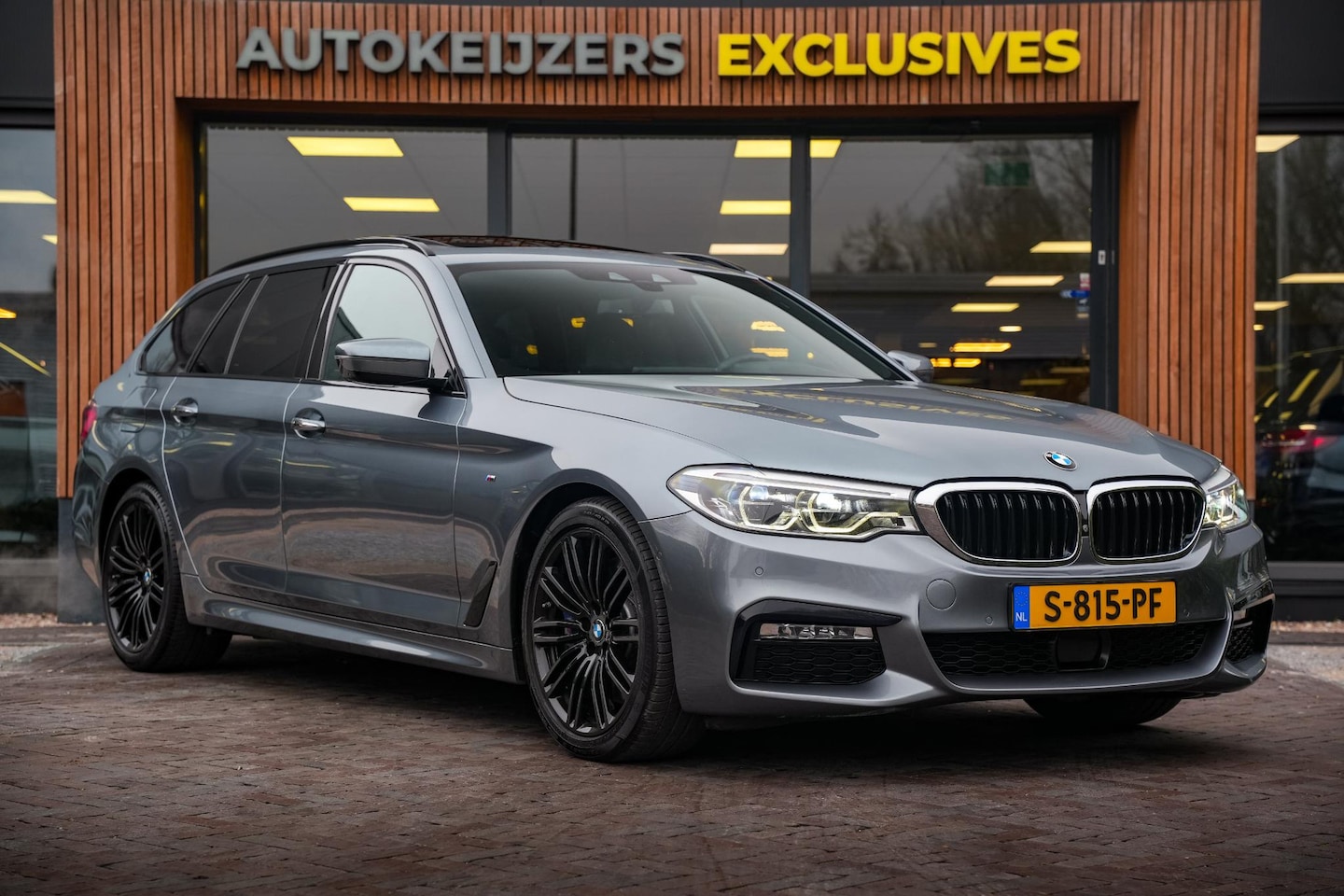 BMW 5-serie Touring - 540d xDrive High Executive M Pakket Panoramadak ACC Ambient HUD Keyless Trekhaak 19''LM - AutoWereld.nl