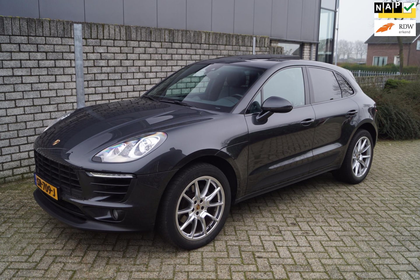 Porsche Macan - 2.0 Automaat AWD Panodak Luchtvering Leder/Alcantara Stoelverw Navi Camera Clima Cruise Xe - AutoWereld.nl