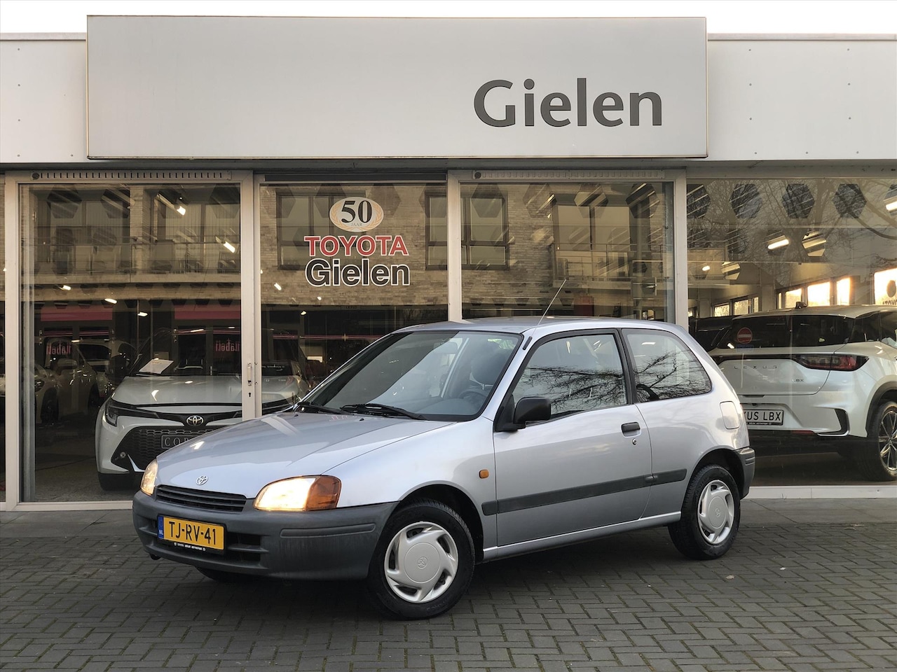 Toyota Starlet - 1.3 Automaat XLi GTSi | Weinig KM, Stuurbekrachtiging, Elektrische ramen, All season bande - AutoWereld.nl