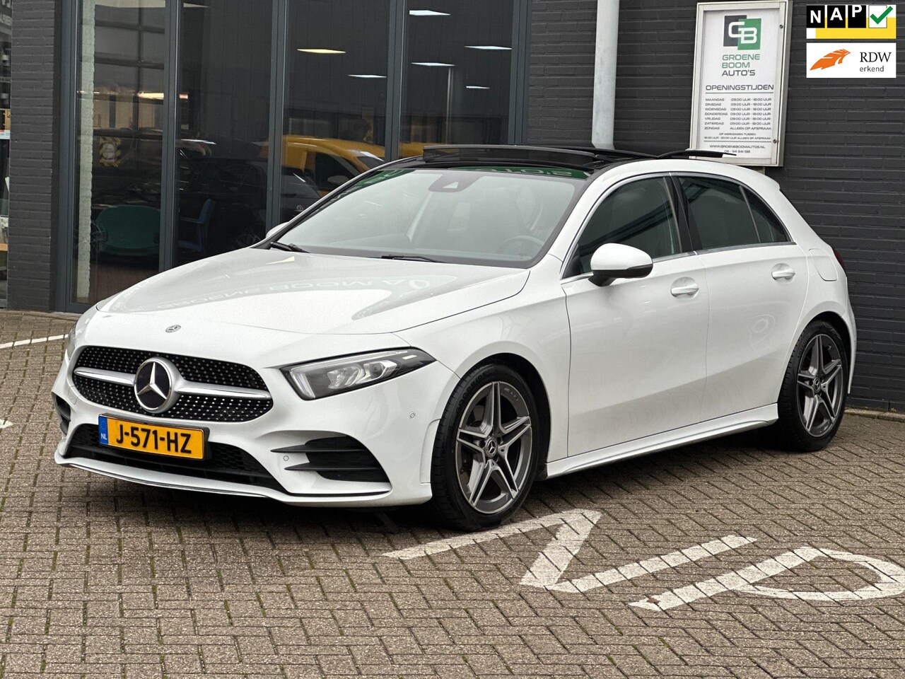 Mercedes-Benz A-klasse - 180 Business Solution AMG/sfeerverlichting/PANO-DAK/CAMERA/NL-AUTO NAP!! - AutoWereld.nl