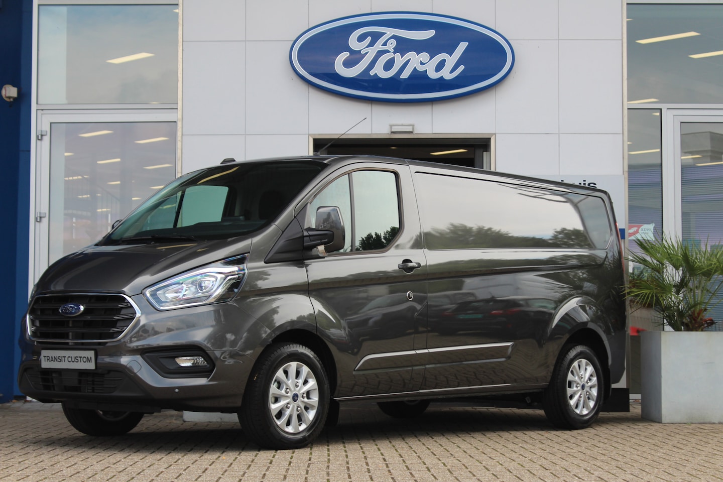 Ford Transit Custom - 300 2.0 TDCI L2H1 170PK Limited | 13 polige trekhaak | 8 inch Navigatie | Achteruitrijcame - AutoWereld.nl