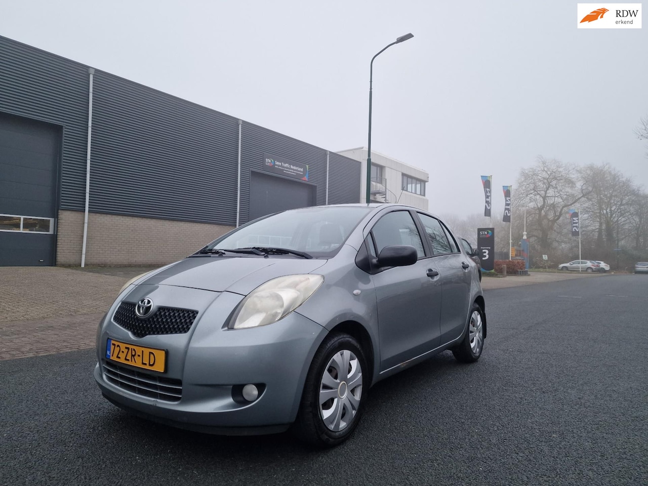 Toyota Yaris - 1.3 VVTi Sol MMT AUTOMAAT PSENSOR TREKHAAK 2 X SLEUTELS - AutoWereld.nl