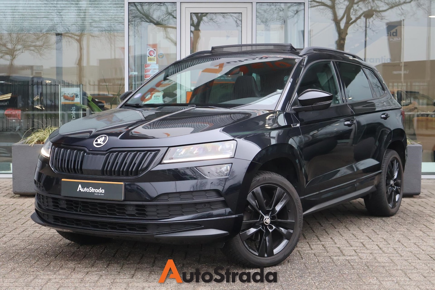 Skoda Karoq - 1.5 SportLine TSI ACT 150pk DSG | Trekhaak | Carplay | LED | Camera | Virtual | Navi | Pan - AutoWereld.nl