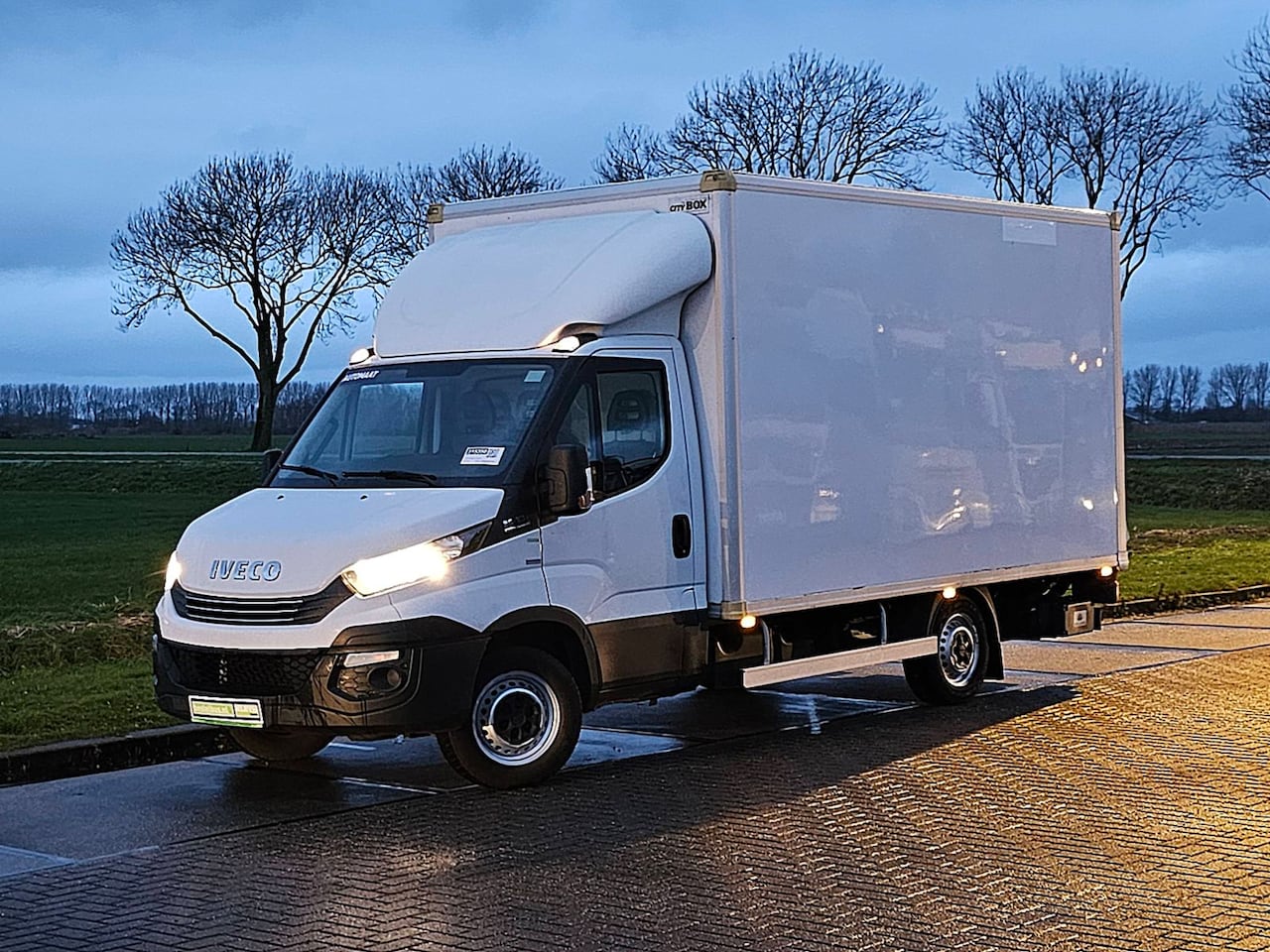 Iveco Daily - 35S12 2.3 375 Bakwagen 1000Kg-Laadklep Airco Automaat Euro6 Zijdeur Spoiler! - AutoWereld.nl