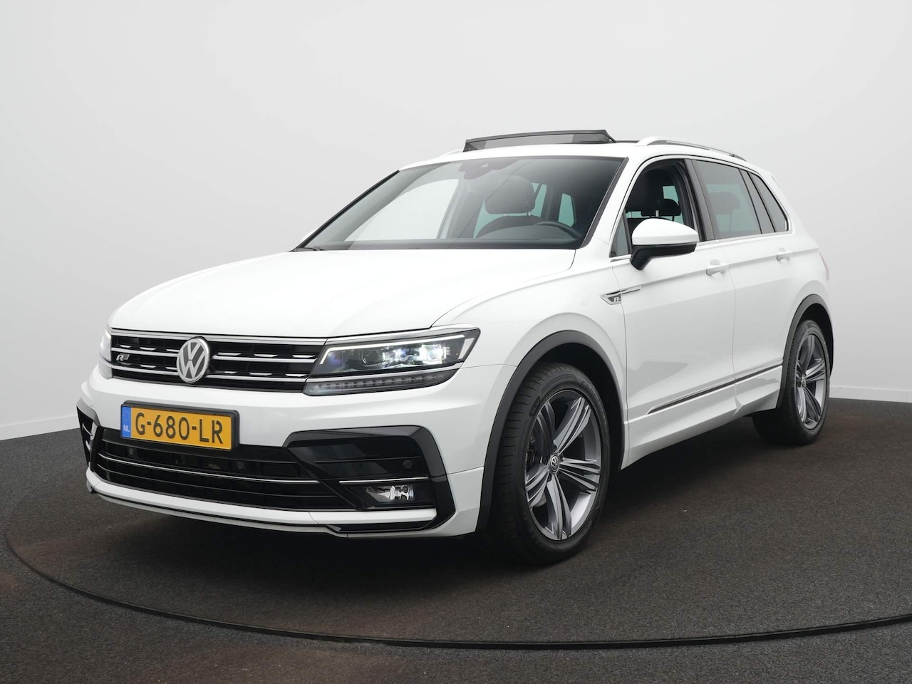 Volkswagen Tiguan - 1.5 TSI R-Line Business Trekhaak - Panoramadak - Navigatie - R-Line - AutoWereld.nl