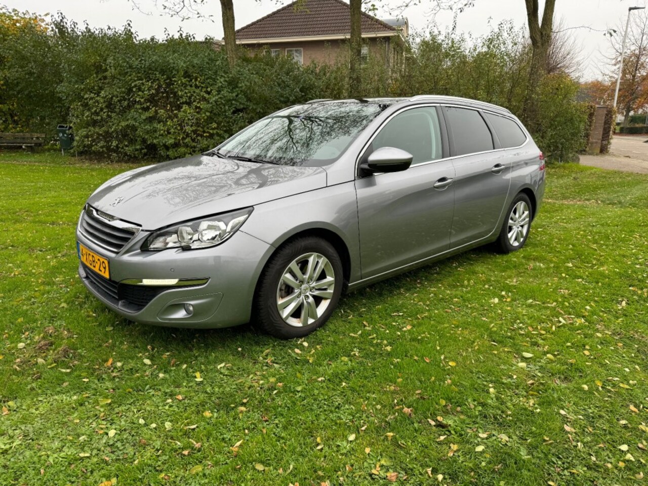 Peugeot 308 - 1.2 SW - panoramadak - navigatie - ecc - zeer nette staat! - AutoWereld.nl