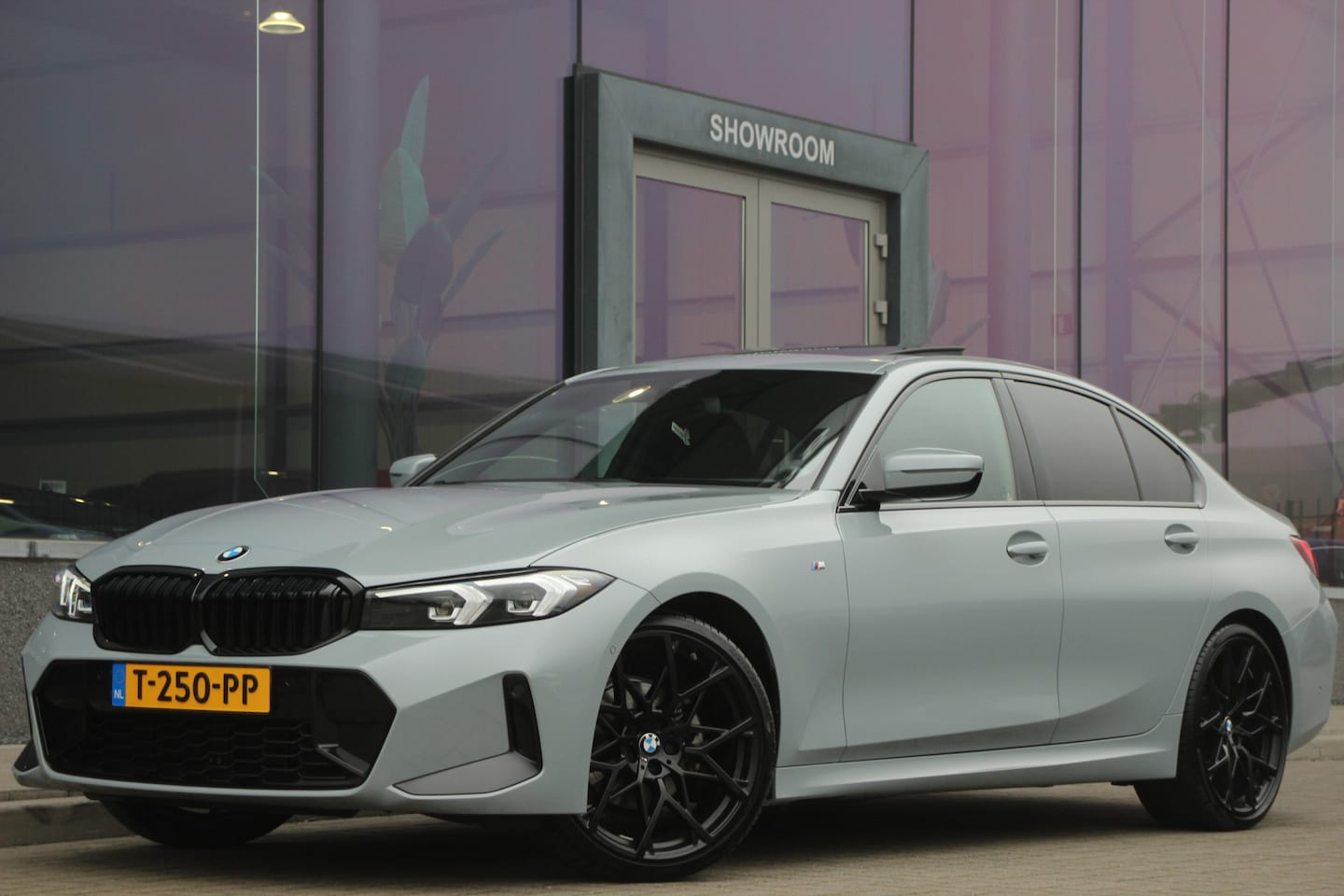 BMW 3-serie - 320i M-Sport | Schuifdak | 20'' Styling 795M | El Trekhaak - AutoWereld.nl