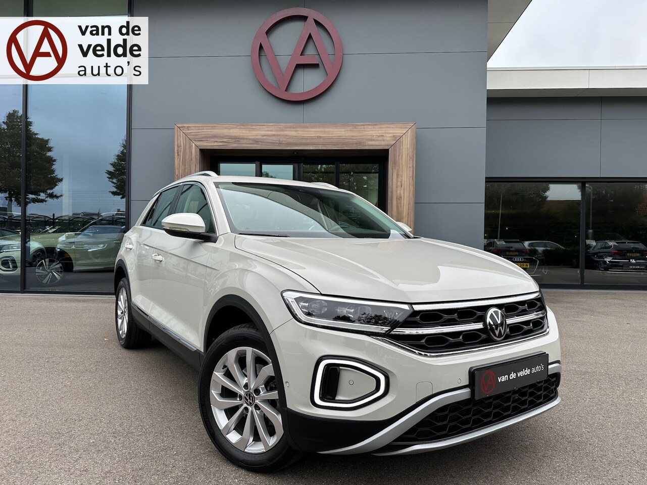 Volkswagen T-Roc - 1.5 TSI 150pk DSG Style | IQ led | Camera | Keyless | Carplay Navi | Rijklaar incl. garant - AutoWereld.nl