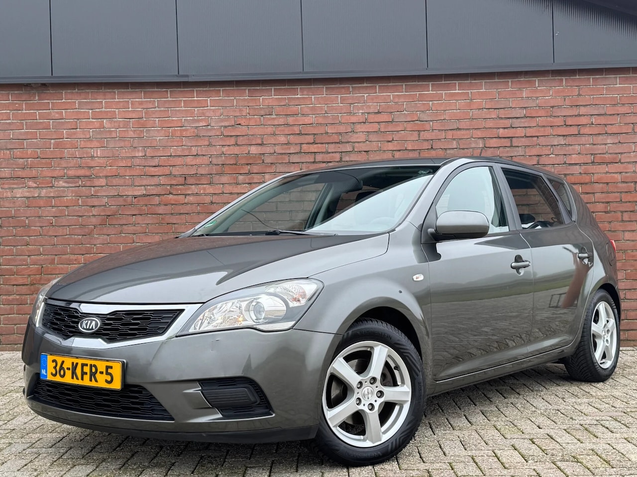 Kia Cee'd - 1.4 CVVT X-TRA | NL-AUTO! | AIRCO! | TREKHAAK! - AutoWereld.nl