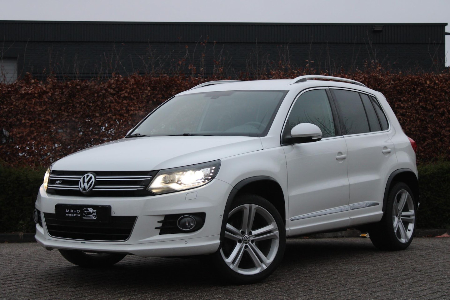 Volkswagen Tiguan - 2.0 TSI DSG | 4motion | R-Line | Stoelverwarming | Automatisch inparkeren | Climate Contro - AutoWereld.nl