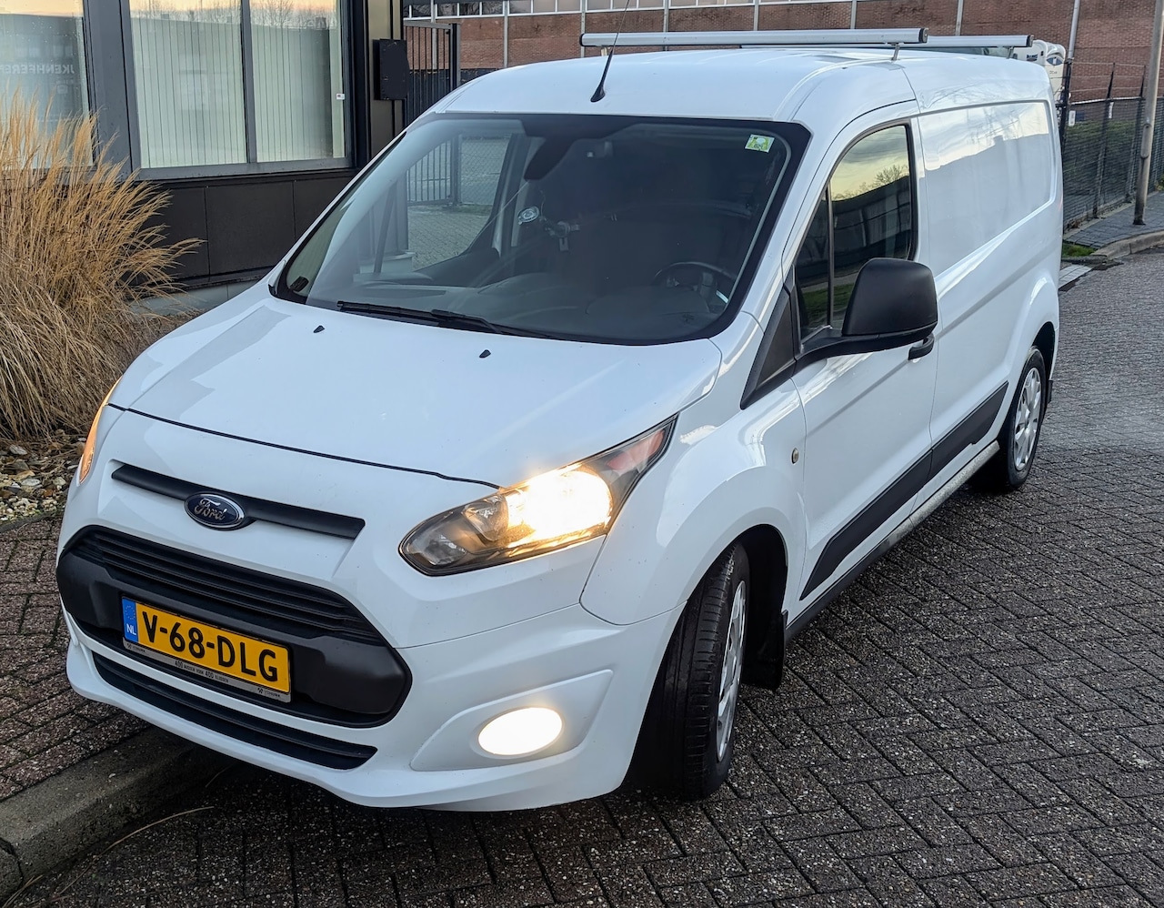 Ford Transit Connect - 1.5 TDCI L2 Trend HP Auotomaat, Trekhaak, werkplaatsinrichting, achterruitrijcamera, bijrijdersbank. - AutoWereld.nl