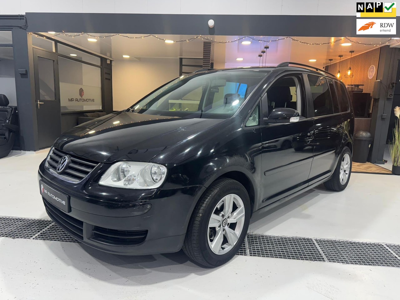 Volkswagen Touran - 1.6-16V FSI 7Persoons|Cruise|Climate|Trekhaak|NAP - AutoWereld.nl