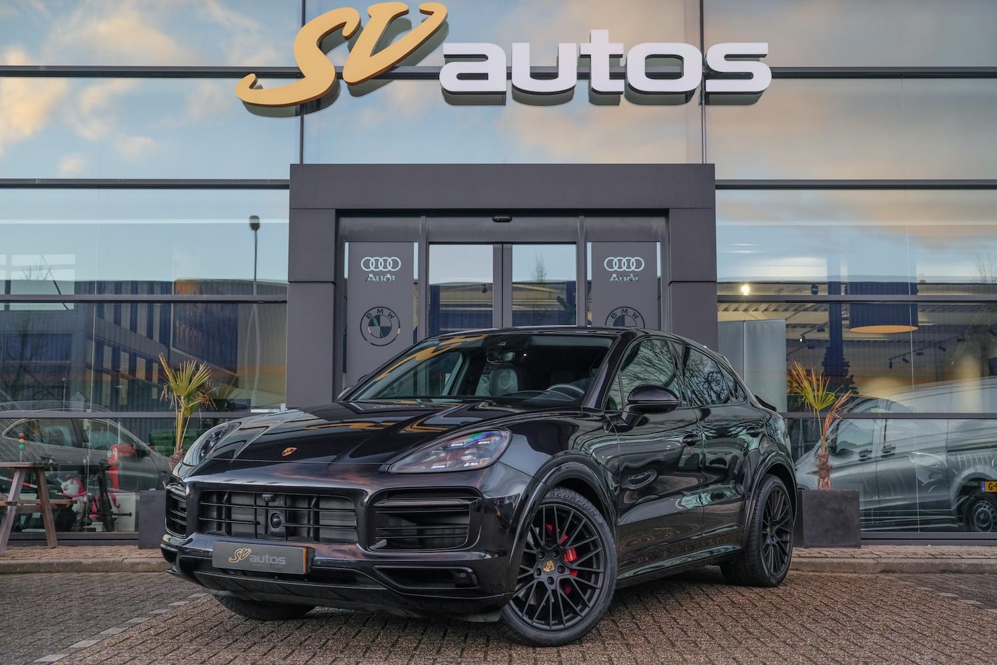 Porsche Cayenne Coupé - 3.0 E-Hybrid Panoramadak Sport design 4-Wielsturing Bose Head-up Trekhaak Rode stiksels 1e - AutoWereld.nl