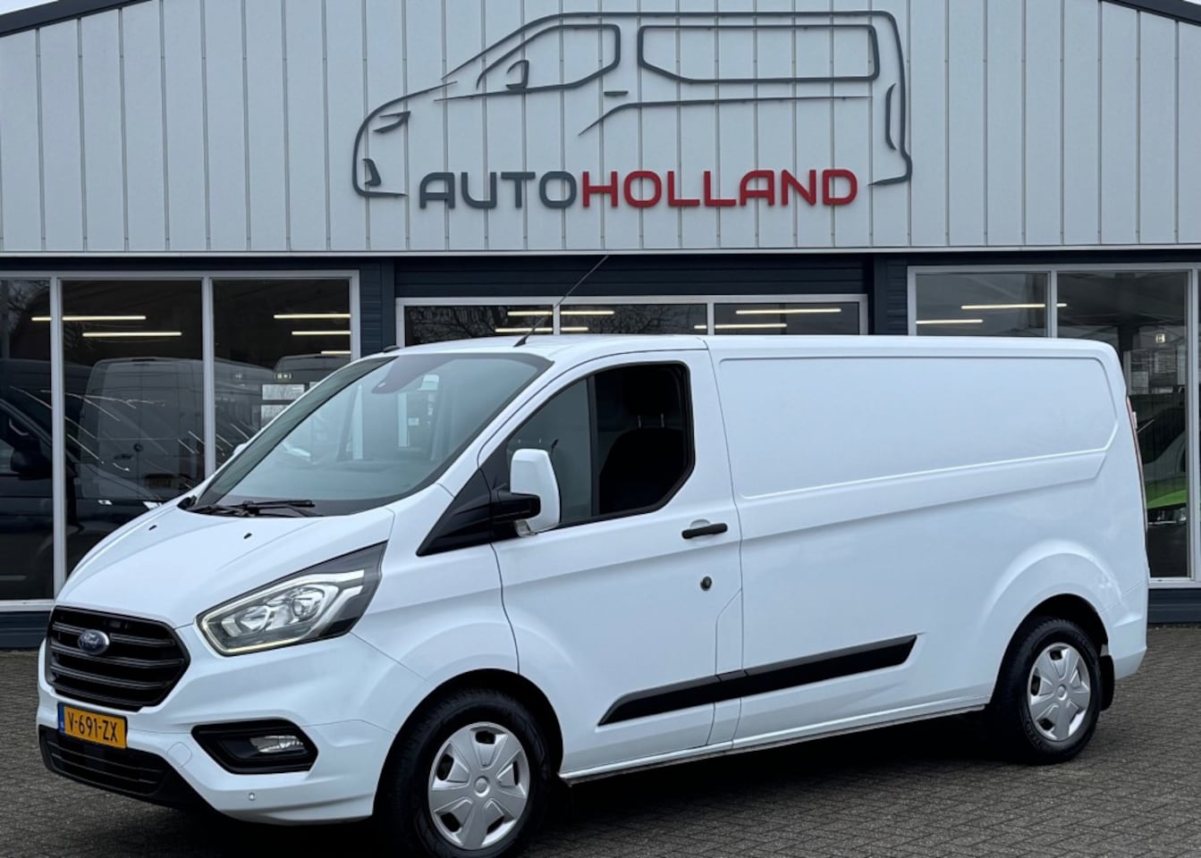 Ford Transit Custom - 2.0 TDCI 96KW 131PK L2H1 EURO 6 AUTOMAAT AIRCO/ NAVI/ CAMERA/ 10 - AutoWereld.nl