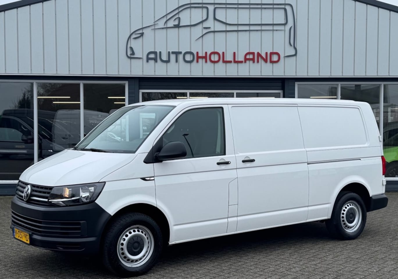 Volkswagen Transporter - 2.0 TDI 84KW 114PK L2H1 EURO 6 AIRCO/ NAVI/ CRUISE CONTROL/ DUBB - AutoWereld.nl