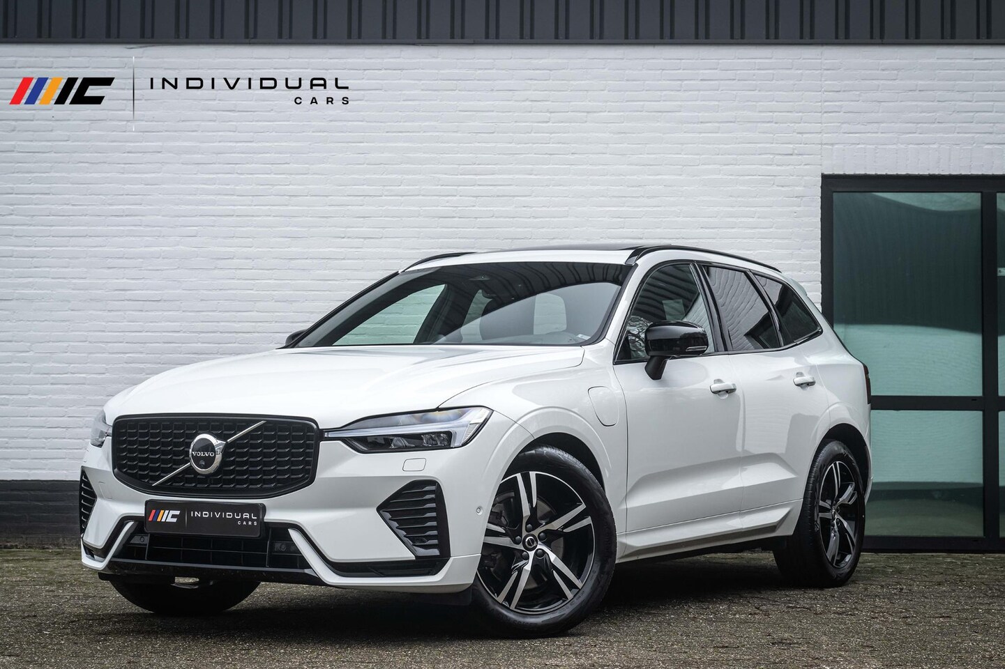 Volvo XC60 - 2.0 T6 AWD R-Design Facelift Massage B&W Four-C - AutoWereld.nl