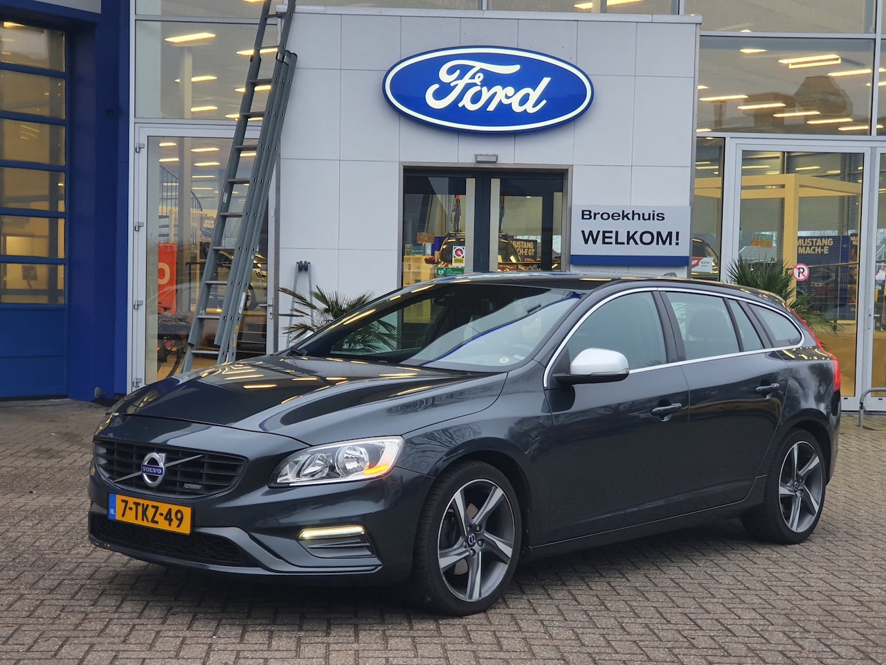 Volvo V60 - 1.6 T3 150PK R-Design Automaat | Trekhaak | Navigatie | Nette auto! - AutoWereld.nl