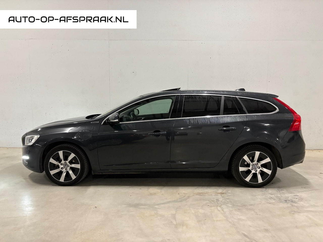 Volvo V60 - 2.4 D6 AWD Plug-In Hybrid Pano Leer Navi - AutoWereld.nl