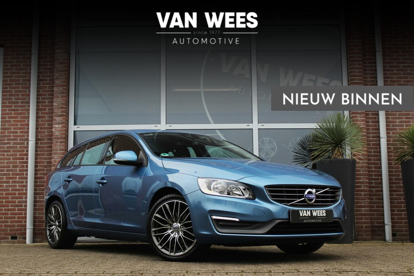 Volvo V60 - 2.0 D4 Summum | 181 pk | 2e eigenaar | NL auto | Cruise-control | Navi | 18 inch | NAP | P - AutoWereld.nl