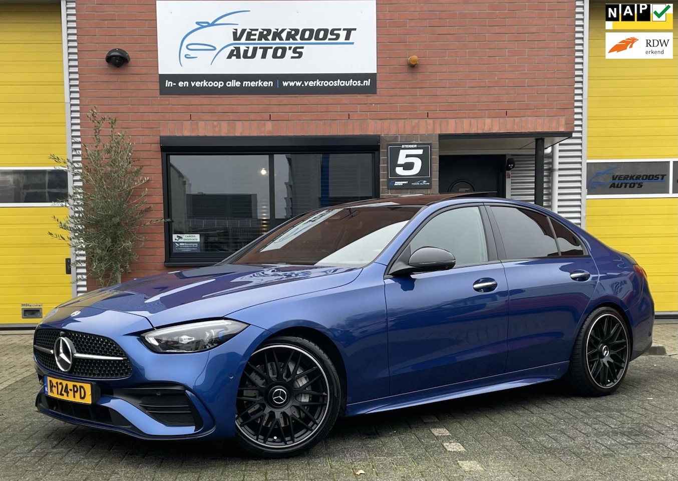 Mercedes-Benz C-klasse - 180 AMG Line. pano. memory. 360 camera. burmester - AutoWereld.nl