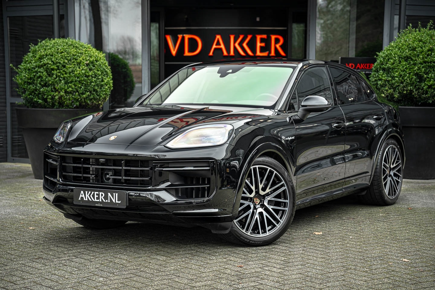 Porsche Cayenne Coupé - E-HYBRID SPORTDESIGN+LUCHTVERING+22INCH+3DCAMERA+ACC - AutoWereld.nl