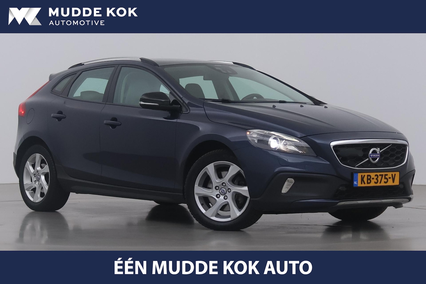 Volvo V40 Cross Country - D4 Summum | Automaat | ACC | BLIS | Leder | Panoramadak | Camera | Trekhaak - AutoWereld.nl