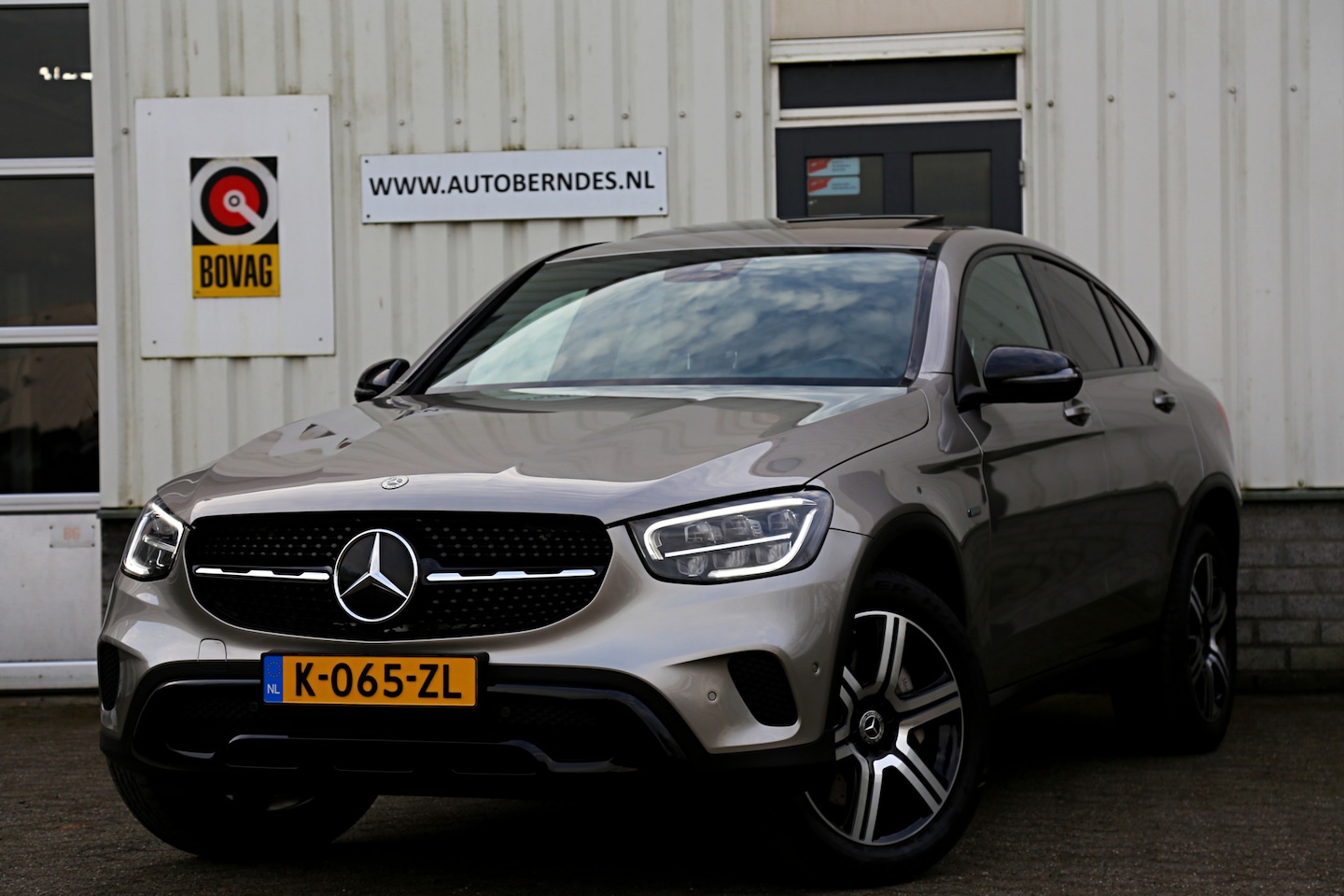 Mercedes-Benz GLC-klasse Coupé - 300e Plug in hybride PHEV 4MATIC Premium*Perfect Onderh.*Elek. Trekhaak/Dak/Sfeer/ACC/Dode - AutoWereld.nl