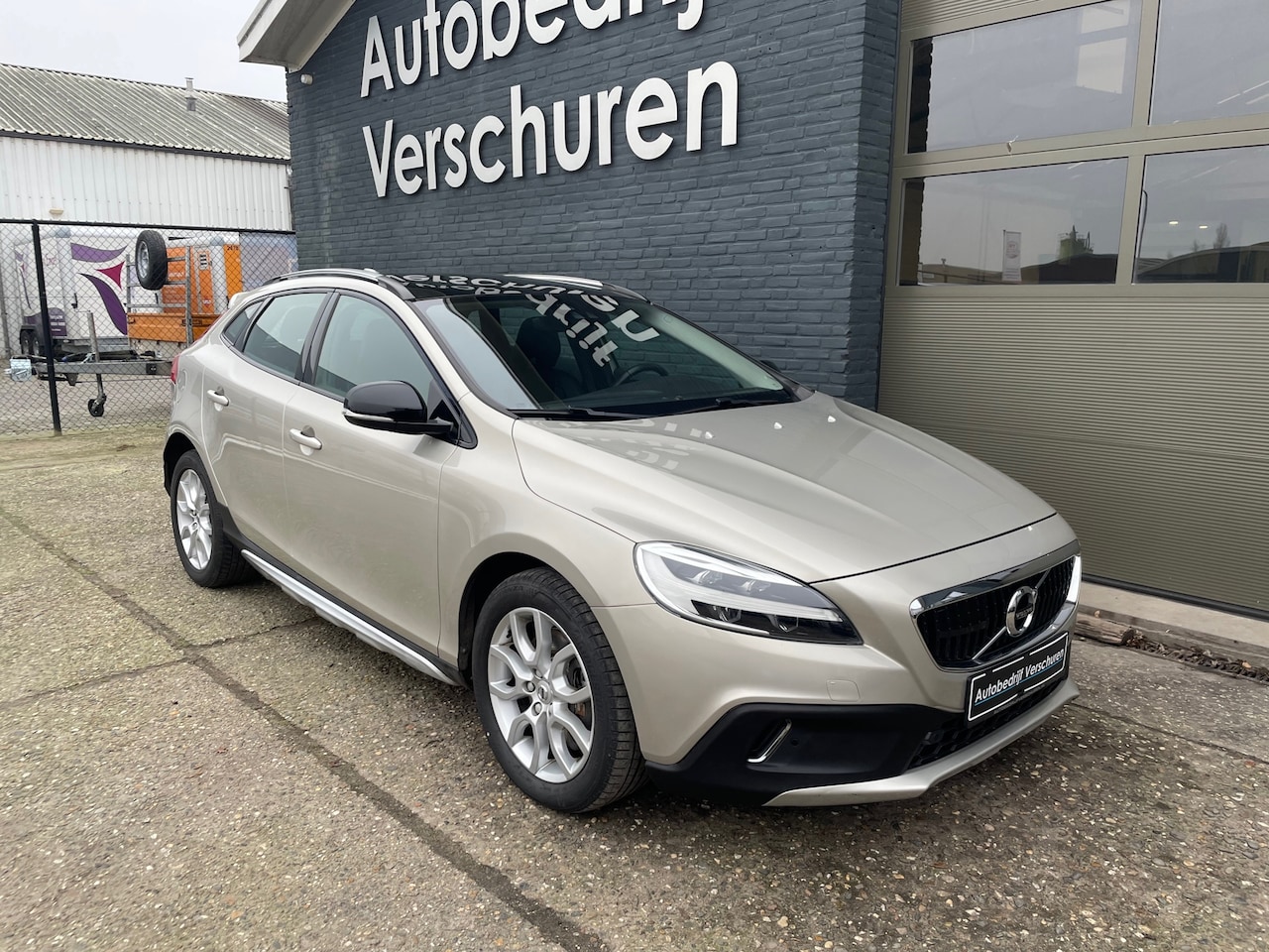 Volvo V40 Cross Country - 2.0 T4 AWD Summum flipperstuur pano stoelverwarming pdc - AutoWereld.nl