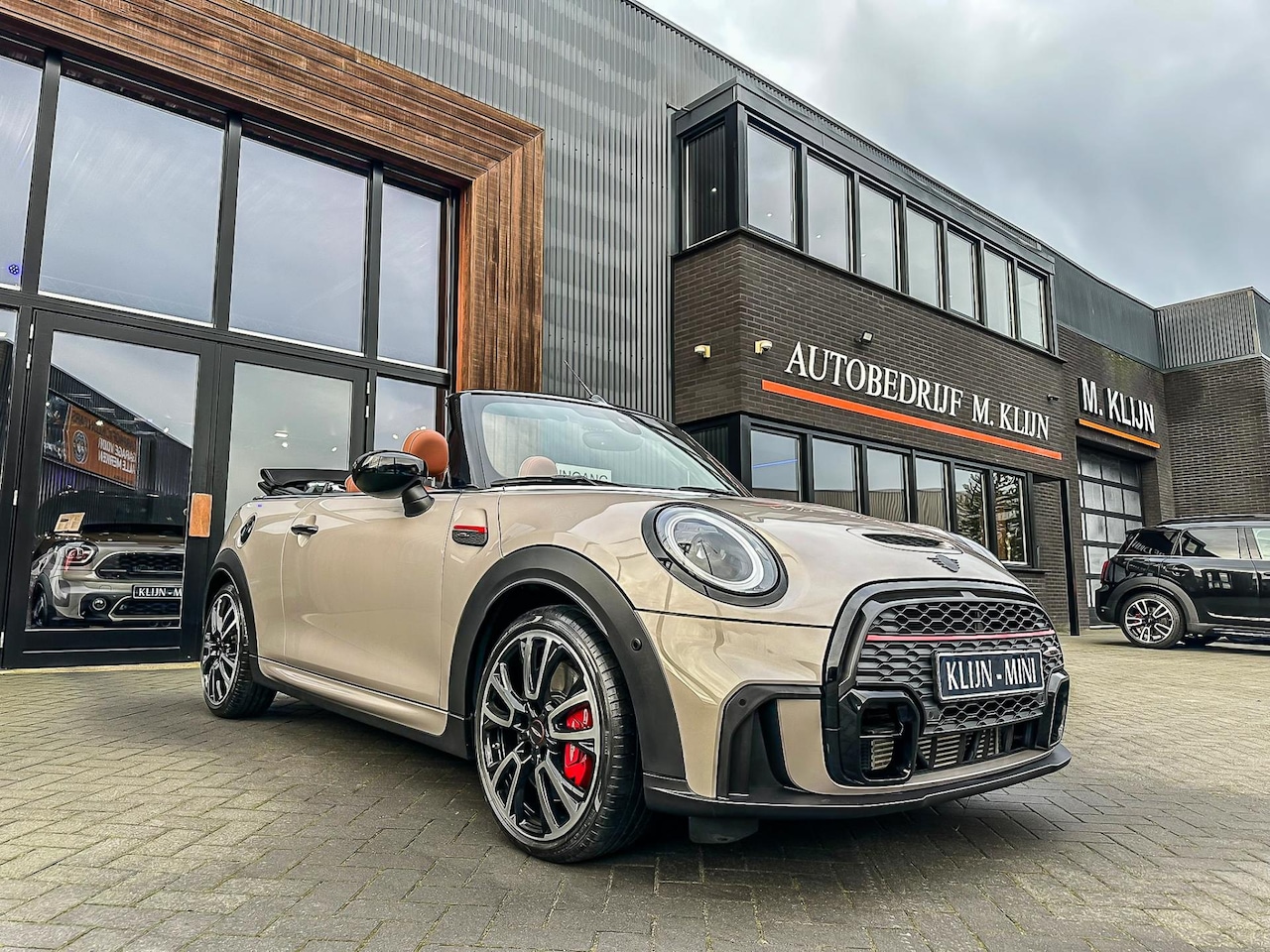 MINI Cabrio - Mini 2.0 John Cooper Works F1 Aut 231pk Rooftop/Chester brown leer/Camera - AutoWereld.nl