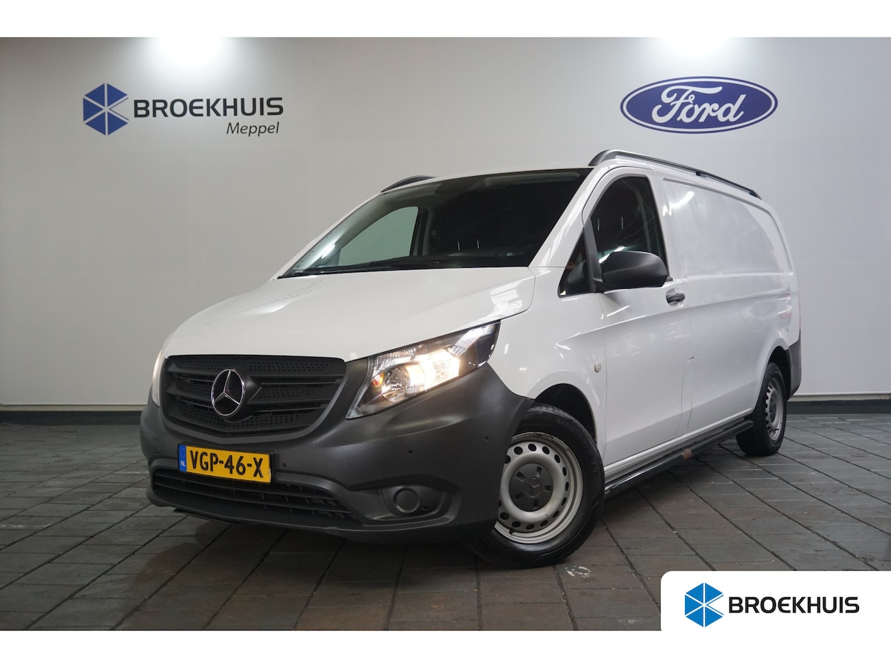 Mercedes-Benz Vito - 114 CDI Lang Automaat | Trekhaak | Navi | 3-Persoons | Dakrails | Cruise | Sidebars | 2.00 - AutoWereld.nl