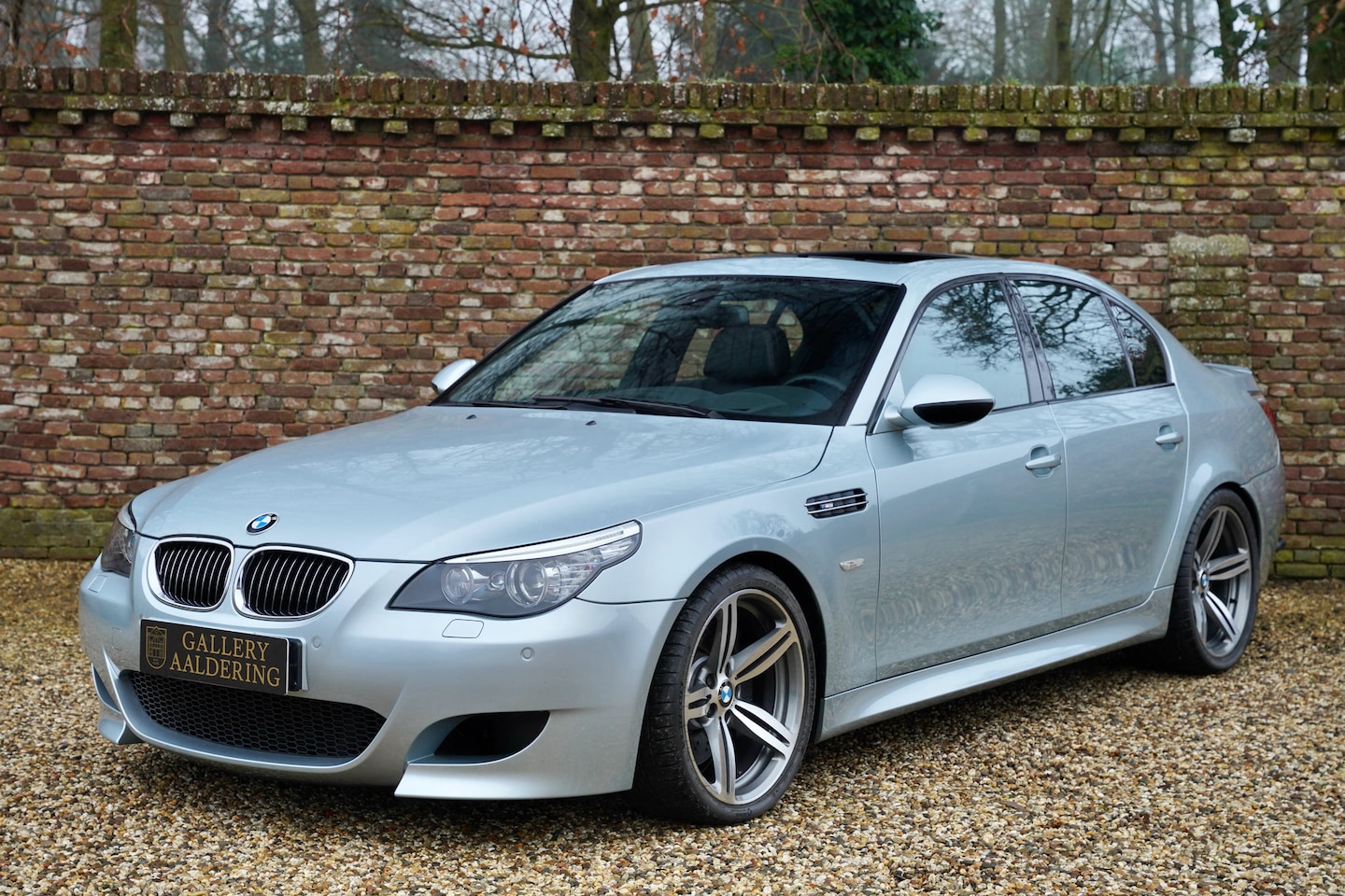 BMW M5 - E60 '49,000 kilometers' Only 49.000 kilometers, Fully dealer-maintained, All original book - AutoWereld.nl