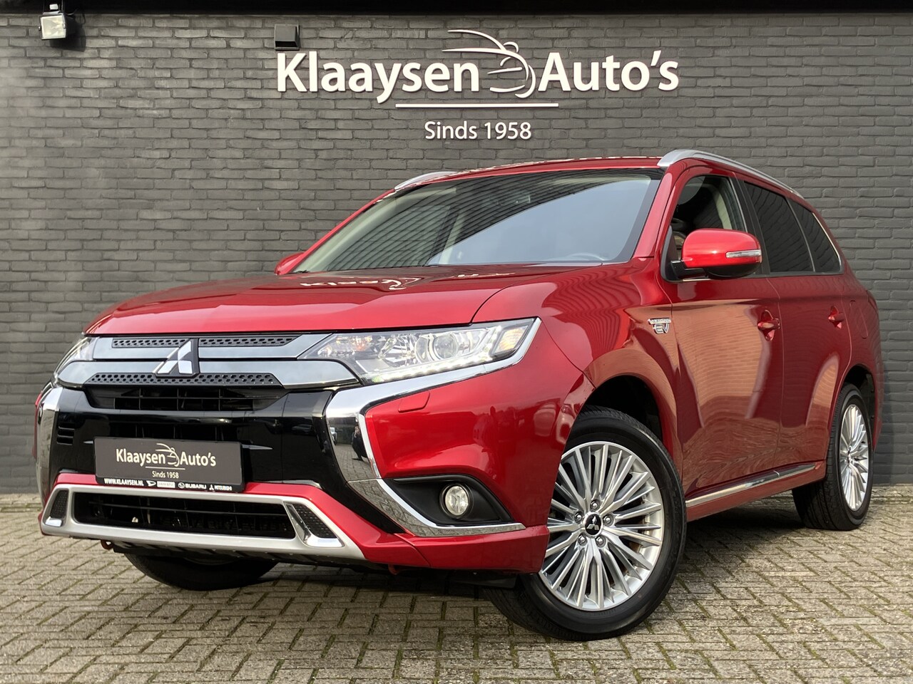 Mitsubishi Outlander - 2.4 PHEV Pure+ 4WD AUT. | dealer onderhouden | apple carplay/android auto | trekhaak | cam - AutoWereld.nl