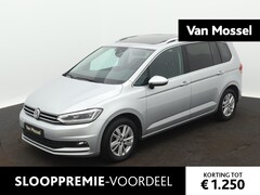 Volkswagen Touran - 1.5 TSI Highline 7p | Panoramadak | Trekhaak | Navigatie | Lichtmetalen Velgen |