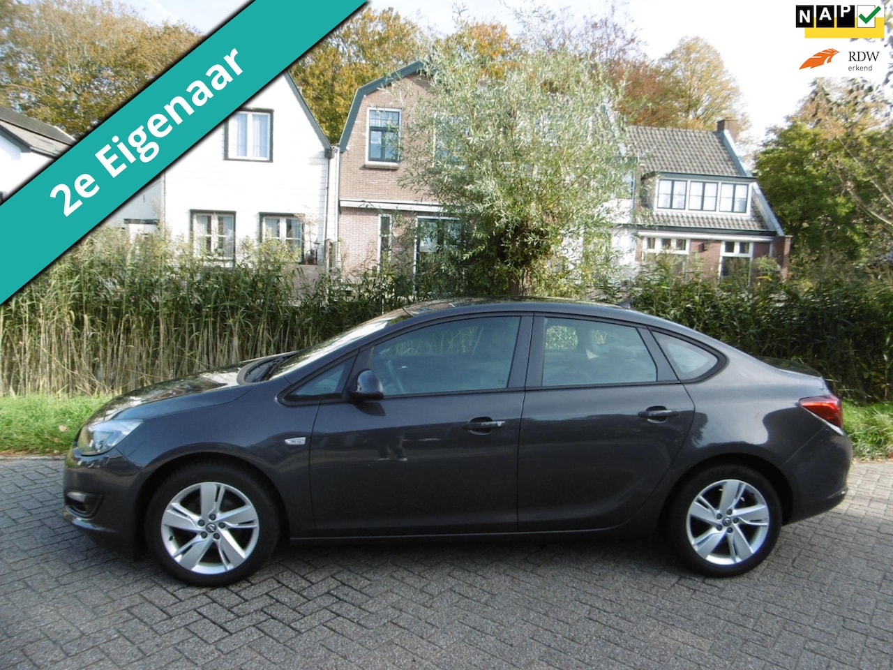 Opel Astra - 1.4 Turbo Berlin 140pk Sedan 2e eig. Trekhaak 1250kg Airco Cruise - AutoWereld.nl