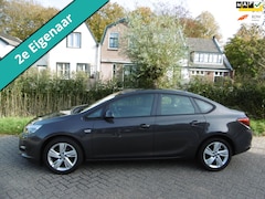 Opel Astra - 1.4 Turbo Berlin 140pk Sedan 2e eig. Trekhaak 1250kg Airco Cruise