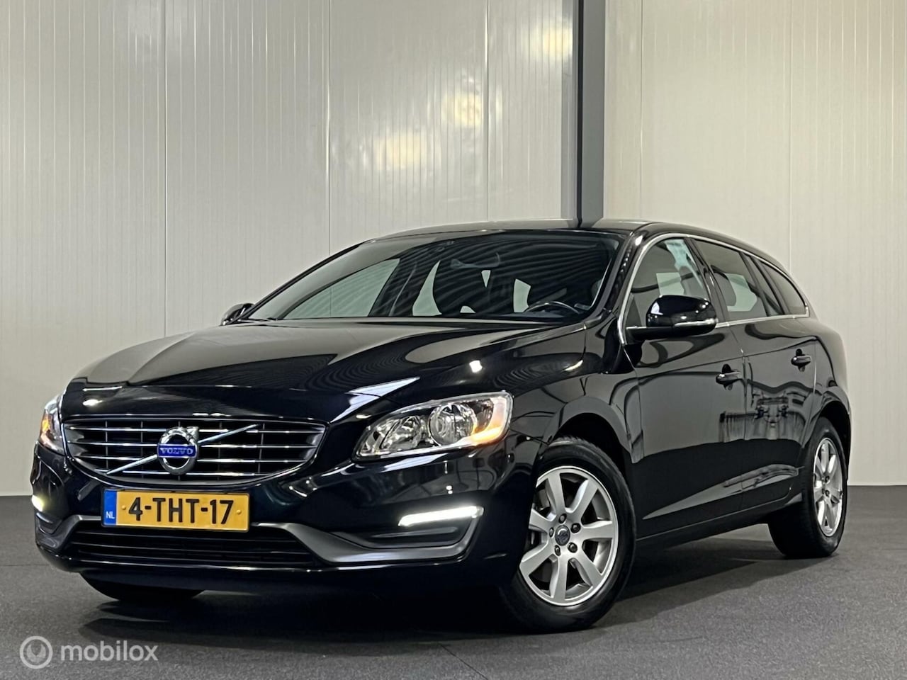 Volvo V60 - 1.6 D2 Momentum [ NAP afneembare trekhaak navi ] - AutoWereld.nl