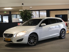 Volvo V60 - 1.6 T3 Momentum Navigatie Cruise pdc Trekhaak airco