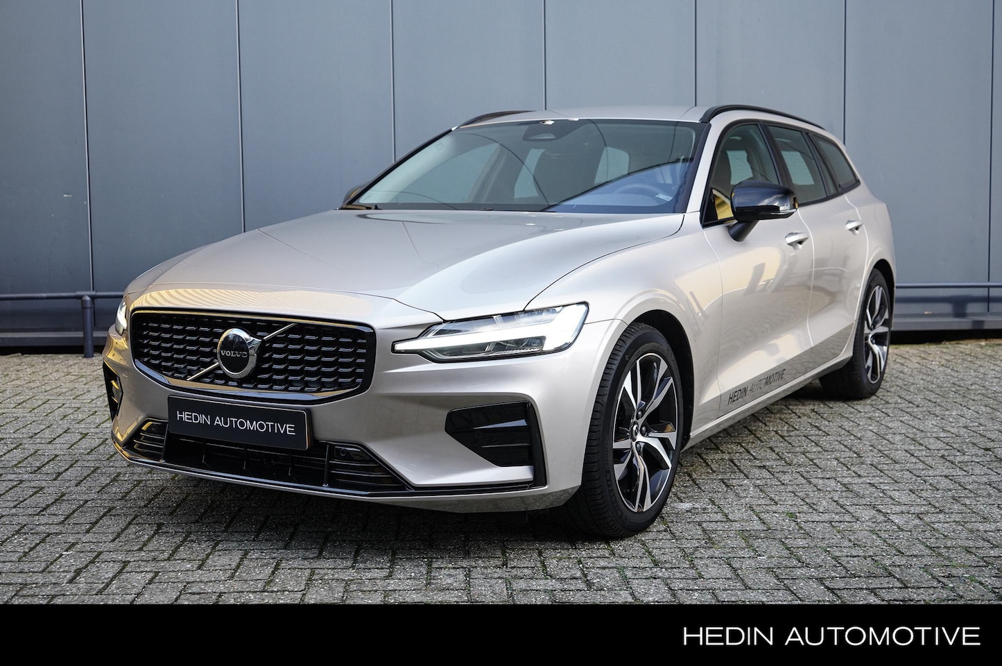 Volvo V60 - 2.0 B4 Plus Dark | Park Assist | Stuur- stoelverwarming | Pilot Assist | Elektrische- gehe - AutoWereld.nl