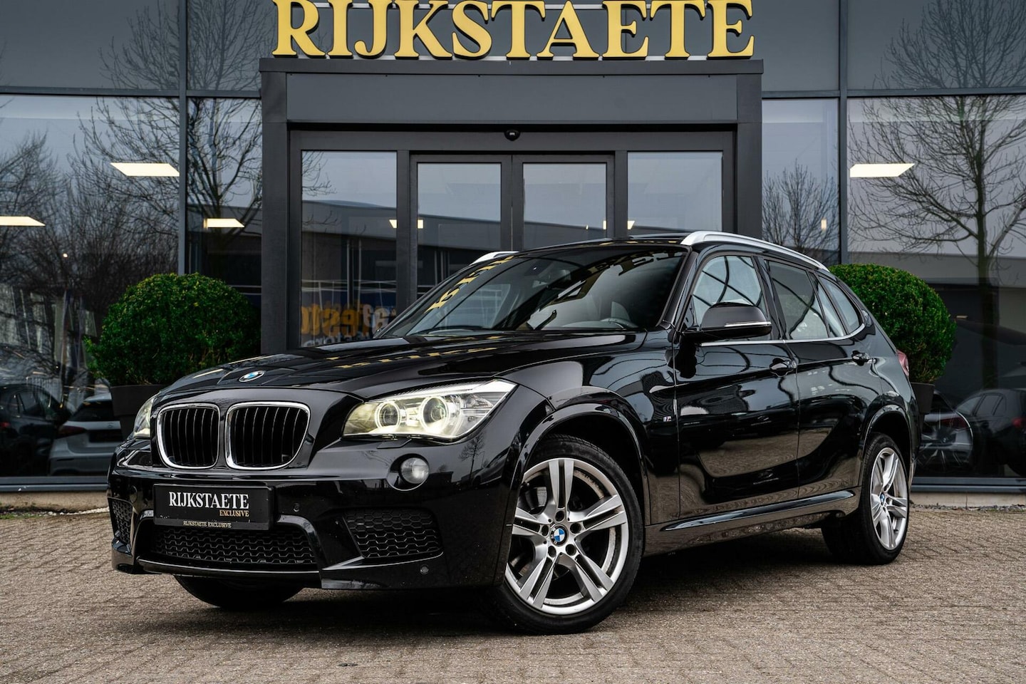 BMW X1 - sDrive20i High Executive|M-SPORT|PANO|CAMERA|TREKHAAK - AutoWereld.nl