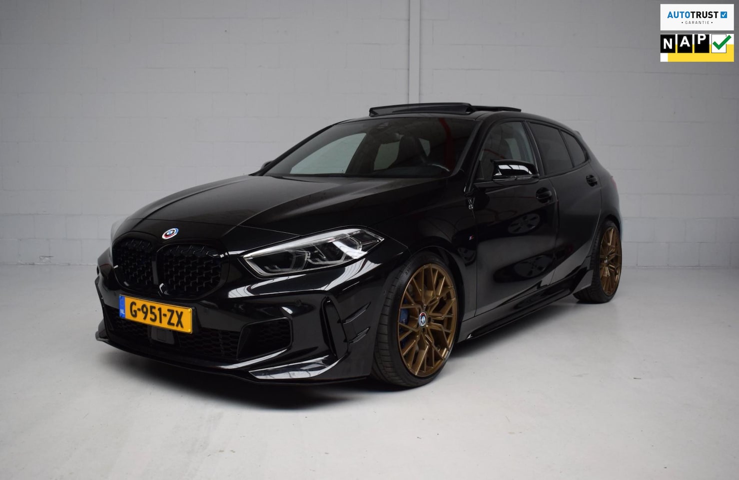 BMW 1-serie - M135i xDrive M-SPORT PERFORMANCE / ORG.NED / SCHUIFDAK / M-SPORT-ZETELS / CAMERA / 19INCH - AutoWereld.nl