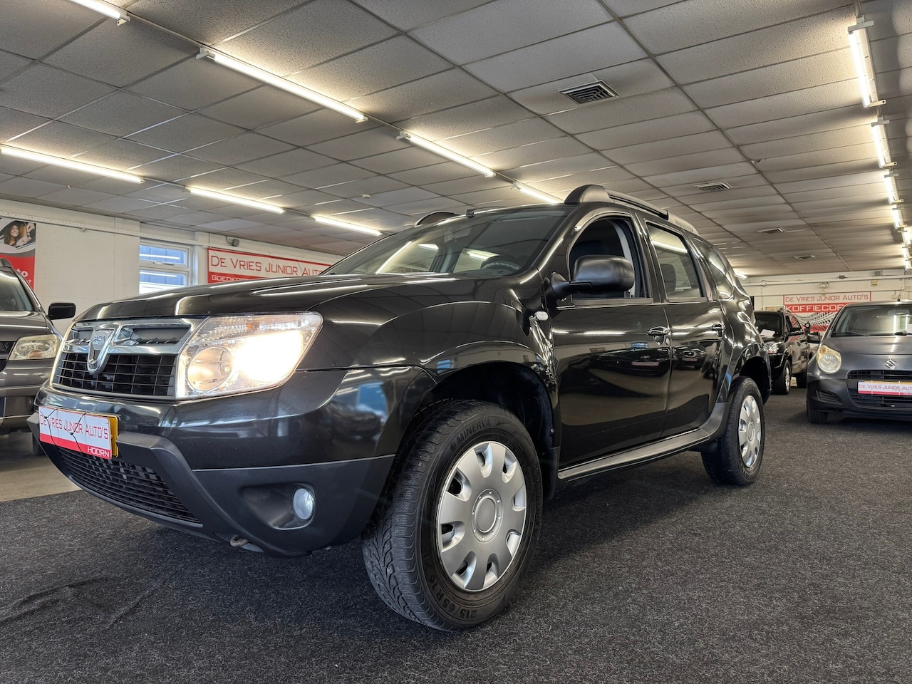 Dacia Duster - 1.6 Lauréate 2wd. Dealer onderhouden, airco, trekhaak en meer! - AutoWereld.nl