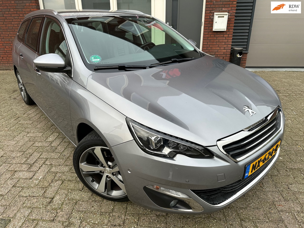 Peugeot 308 SW - 1.2 PureTech Allure / Leder / Navi / Cruise / PDC / Airco / Stoelverwarming - AutoWereld.nl