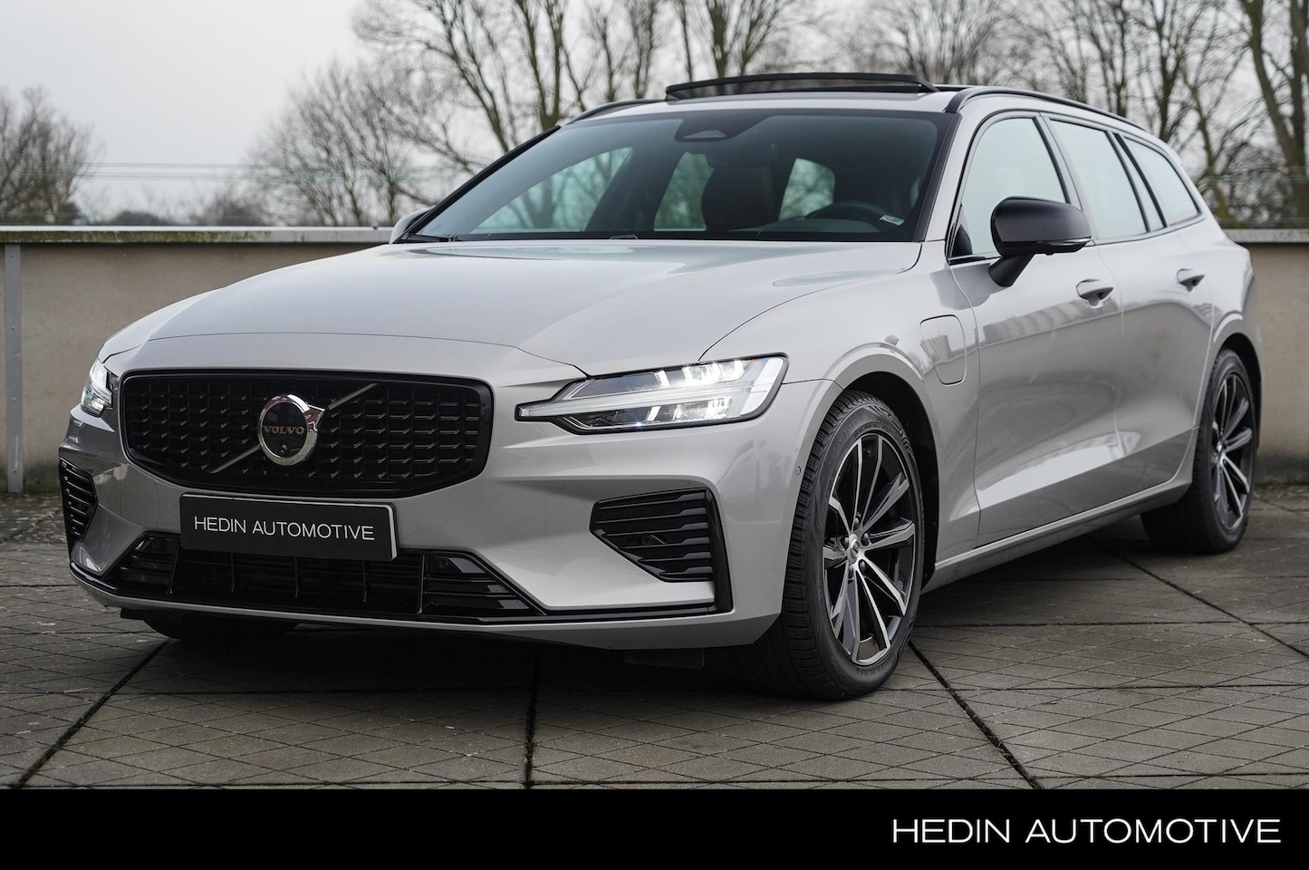 Volvo V60 - T6 Plug-in hybride AWD Plus Dark 350pk |360° Rondom Camera | Google Maps | Leder Interieur - AutoWereld.nl