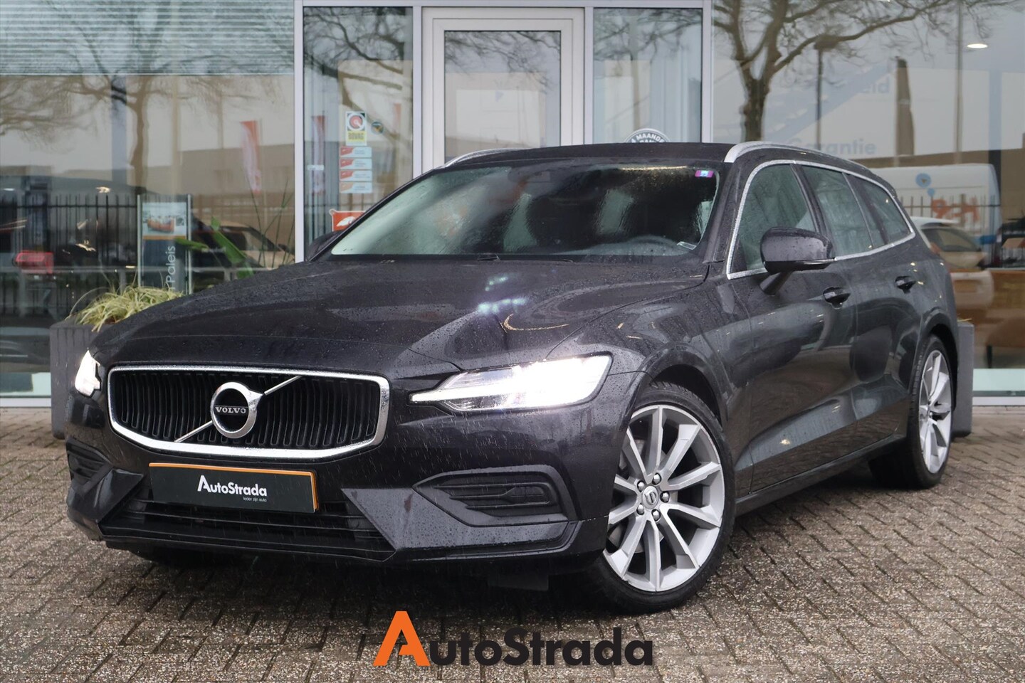 Volvo V60 - T4 Momentum Pro 2.0 211pk AUT | Carplay | Trekhaak | Navi | Pano | LED | Climate | Cruise - AutoWereld.nl