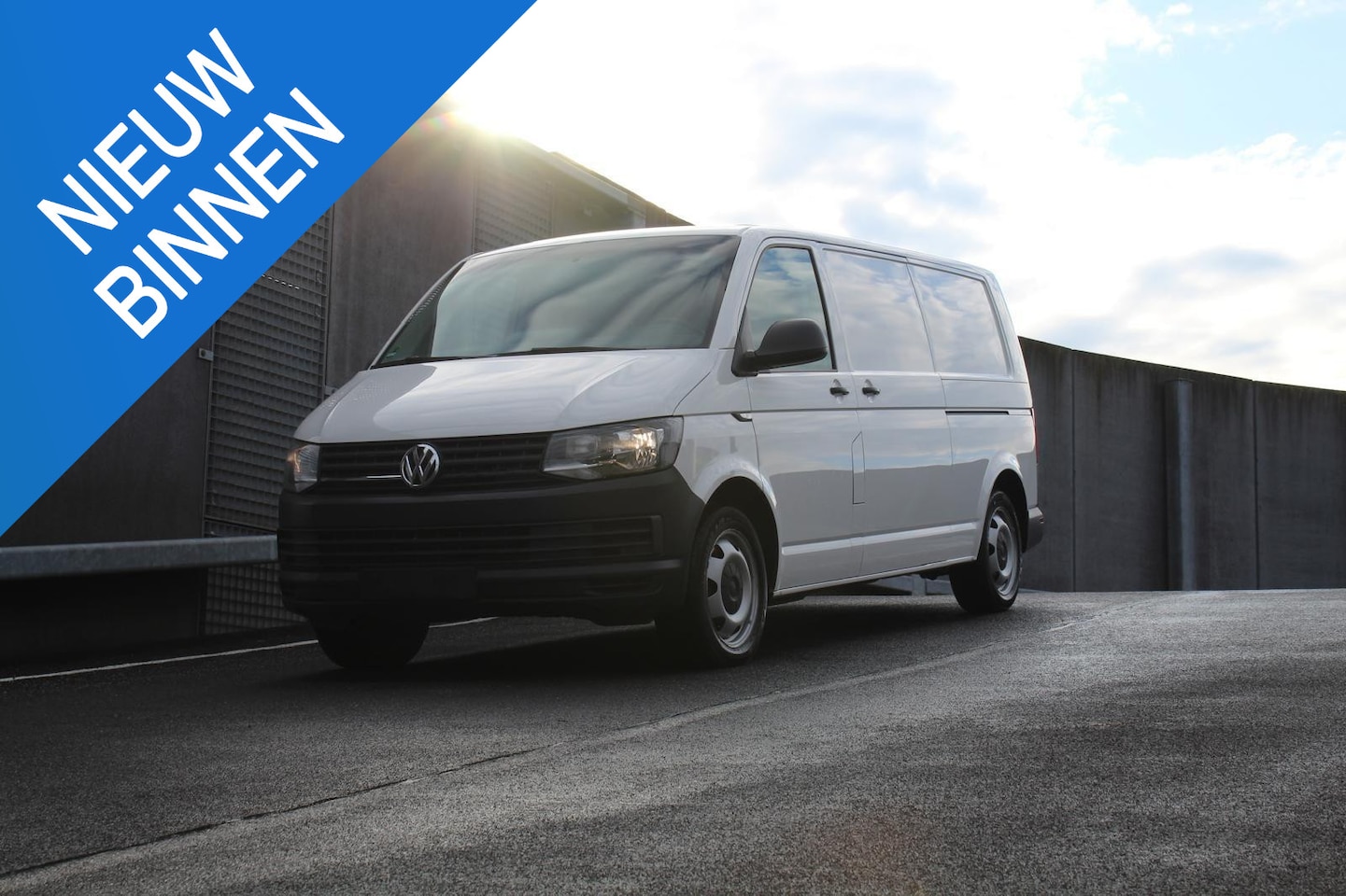 Volkswagen Transporter - 2.0 TDI L2H1 trekhk / Wurth kasten / Apple Android - AutoWereld.nl