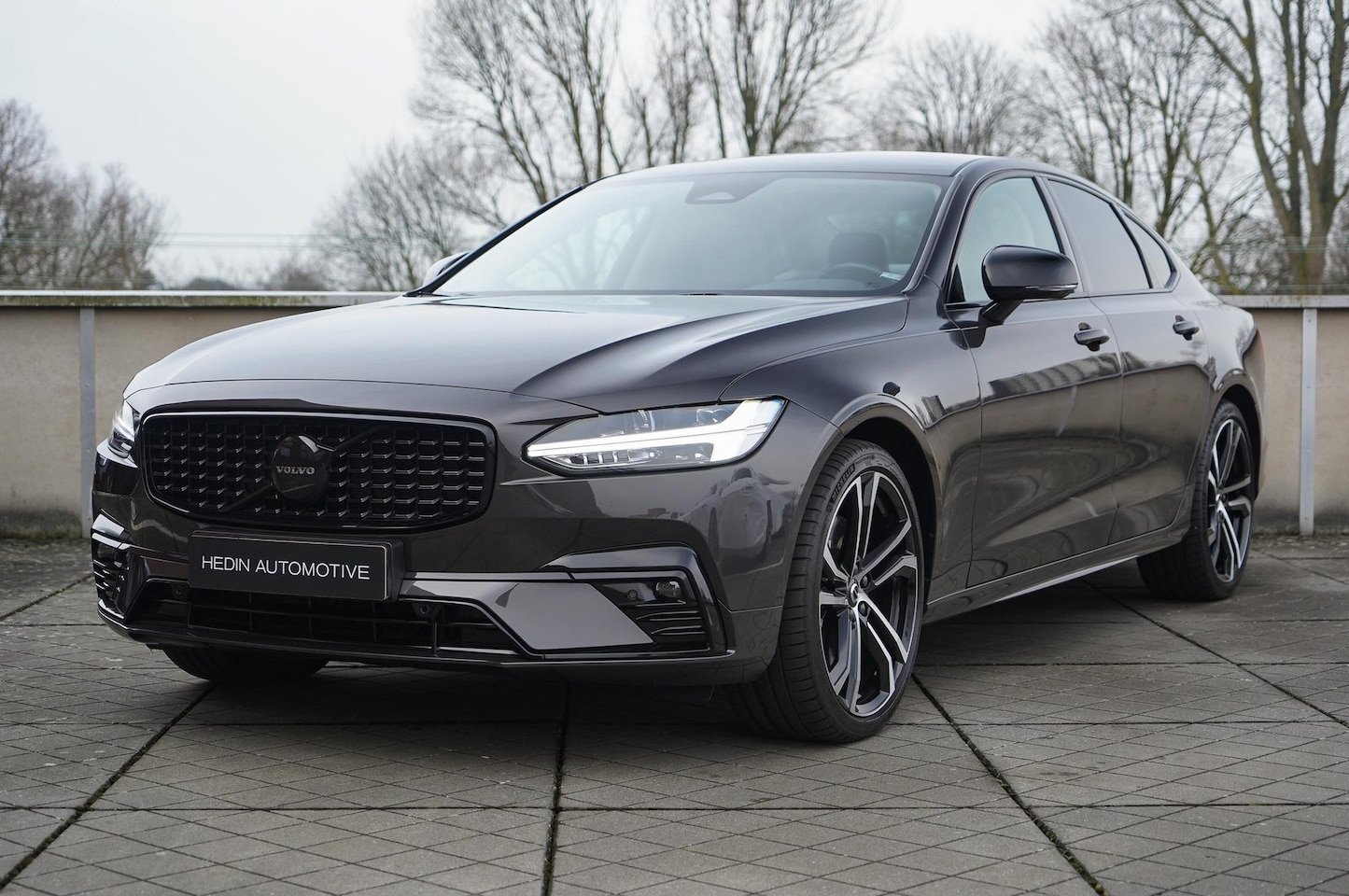 Volvo S90 - 2.0 B5 Plus Dark |20" 5-Dubbel Spaaks Black | Moritz leder | Extra getint glas achter | El - AutoWereld.nl